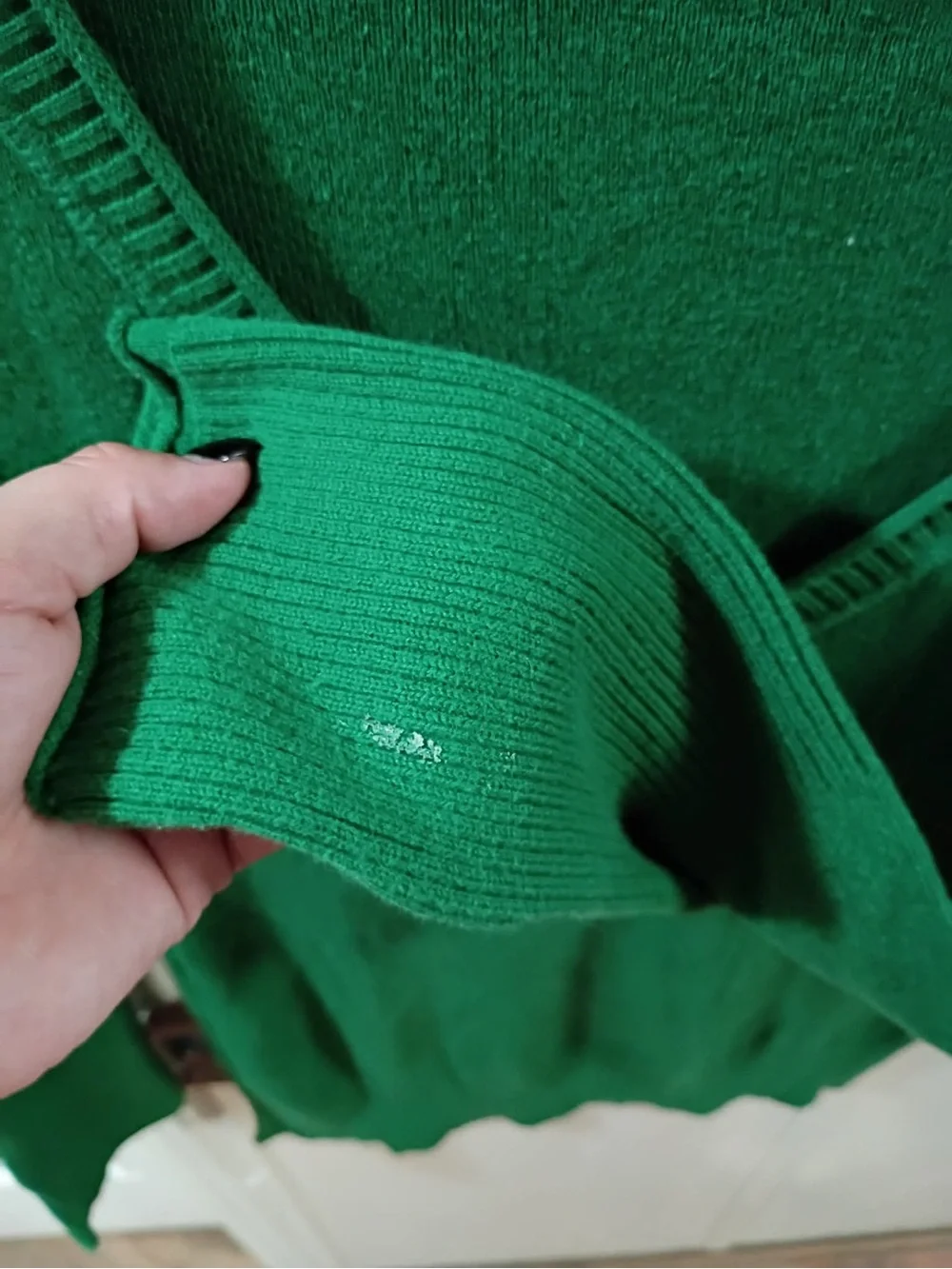 Aeropostale Women's Kelly Green V-Neck Sweater